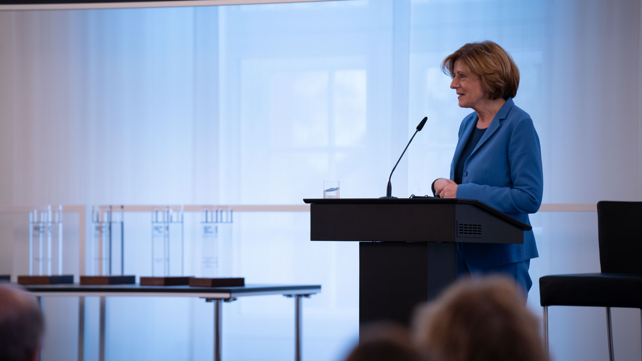 Ministerpräsidentin Malu Dreyer bei der Verleihung des Brückenpreises 2021