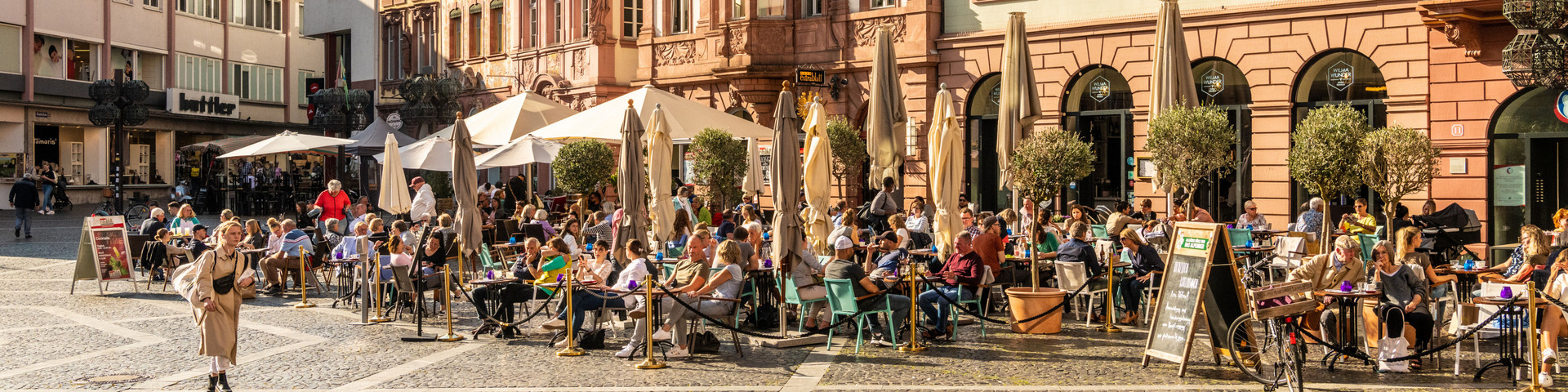 Auf dem Mainzer Domplatz findet jede Woche drei Mal der Wochenmarkt statt. Währenddessen können die schönen Markthäuser und der Dom bewundert werden.