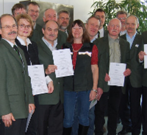 Forstministerin Ulrike Höfken mit Vertretretern der ausgezeichneten Forstämter; Foto: MULEWF
