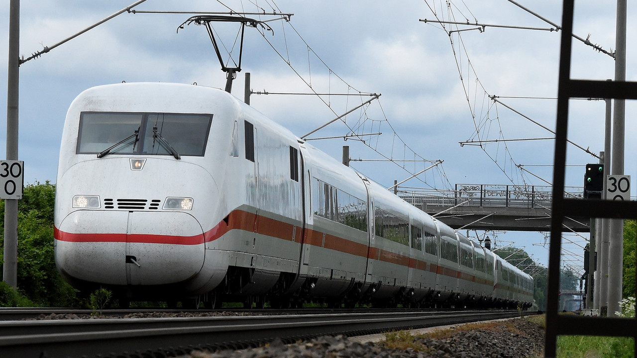 ICE der Deutschen Bahn auf der Strecke