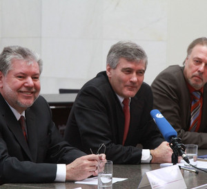 Ministerpräsident Kurt Beck mit den Vertretern von Kabel Deutschland; Bild: Sämmer