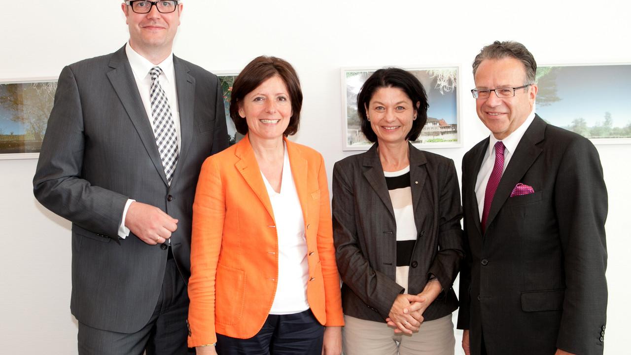Ministerpräsidentin Malu Dreyer hatte sich in der Staatskanzlei mit Arbeitsminister Alexander Schweitzer (li.), der Vorsitzenden der Geschäftsführung der Regionaldirektion Rheinland-Pfalz-Saarland, Heidrun Schulz (2. v. r.) und dem Vorstandsvorsitzende