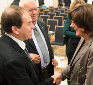 Ministerpräsidentin Malu Dreyer begrüßt den Direktior von Givat Haviva im Jahr 2013 in Mainz