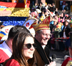 Ministerpräsident Alexander Schweitzer auf der Tribüne am Rosenmontag.