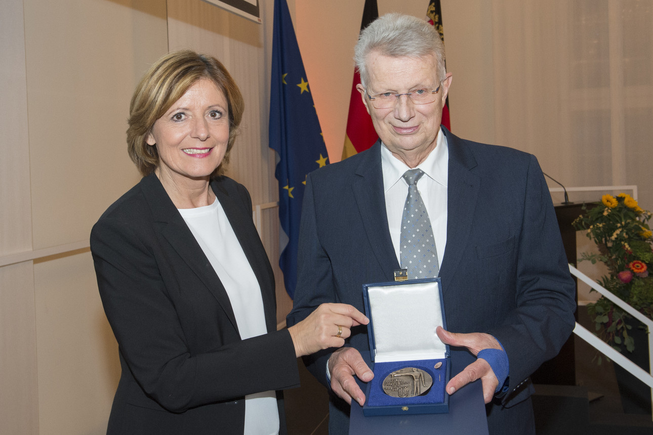 Ministerpräsidentin Malu Dreyer überreicht die Sportplakette