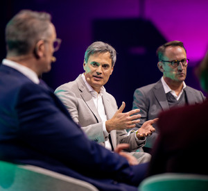 Archiv-Bild: Norbert Himmler diskutiert auf der Content Convention auf einem Podium.
