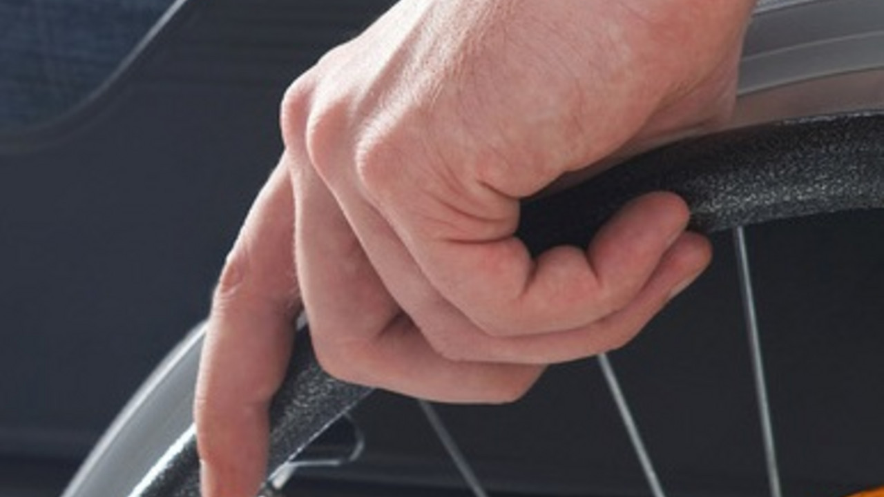 Hand am Rollstuhl; Bild: MASGFF