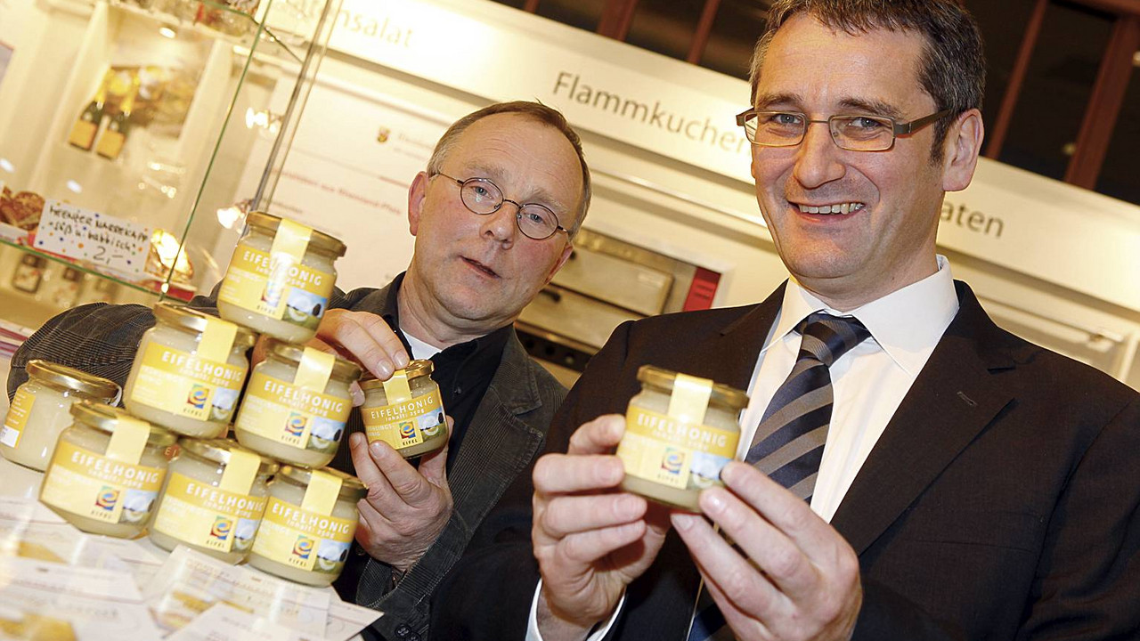 Landwirtschaftsminister Hering mit einem Glas Eifelhonig; Bild:Sämmer