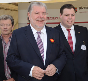 Ministerpräsident Kurt Beck mit Mitarbeitern des Bürgerbüros der Landesregierung; Bild: Peter Pulkowski/Staatskanzlei