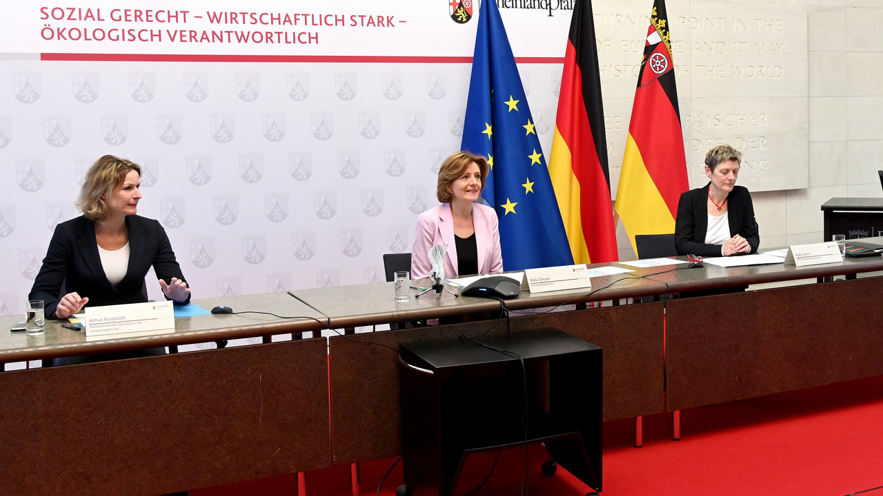 Stv. Regierungssprecherin Almut Rusbüldt, Ministerpräsidentin Malu Dreyer und die Vorstandsvorsitzende des DRK-Landesverbands Anke Marzi bei der Pressekonferenz (v.l.n.r.)