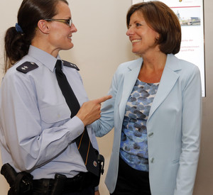 Ministerpräsidentin Malu Dreyer empfängt mit Innenminister Roger Lewentz Vertreterinnen und Vertreter der Polizei in der Staatskanzlei; Bild: Saemmer