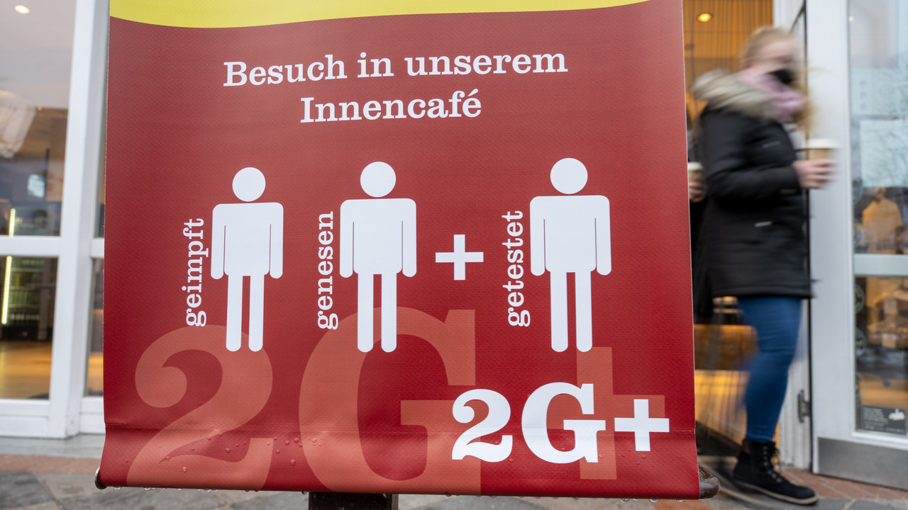 Ein Schild weist auf die 2G Plus Regel in einem Café hin.
