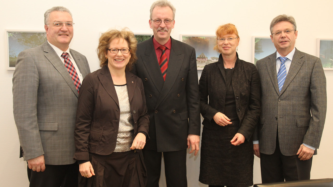 vlnr.: Uwe Hüser, Dagmar Barzen, Staatssekretär Martin Stadelmaier, Ursula Molka, Prof. Dr. Hans-Jürgen Seimetz. Bild: Stefan Sämmer/Staatskanzlei
