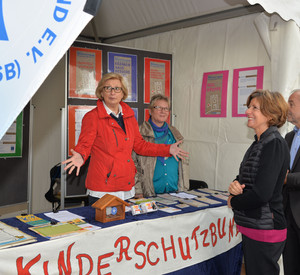 Ministerpräsidentin Malu Dreyer auf dem Markt der Möglichkeiten am Ehrenamtstag 2015 in Trier