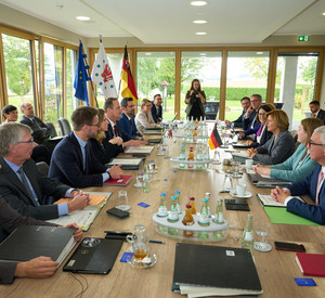 Rheinland-pfälzische Landesregierung mit Ministerinnen und Ministern aus dem Kabinett der Deutschsprachigen Gemeinschaft Belgiens.