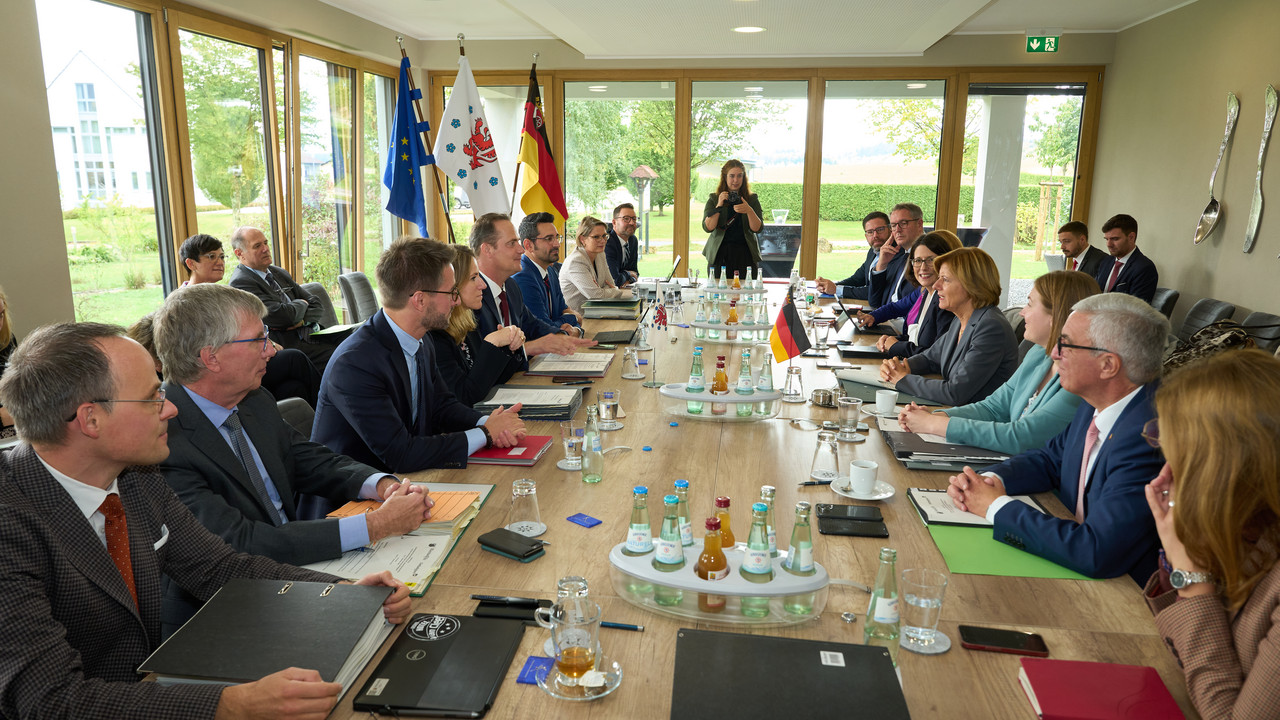 Rheinland-pfälzische Landesregierung mit Ministerinnen und Ministern aus dem Kabinett der Deutschsprachigen Gemeinschaft Belgiens.