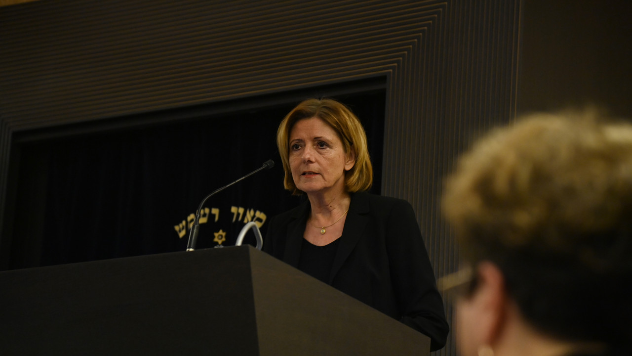 Malu Dreyer spricht bei der Gedenkfeier.