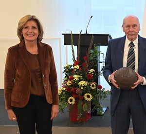 Ministerpräsidentin Malu Dreyer und Fußballspieler Horst Eckel