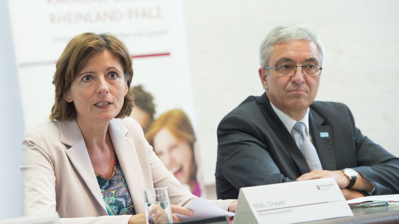 Ministerpräsidentin Malu Dreyer und Innenminister Roger Lewentz stellen das Karriereportal vor