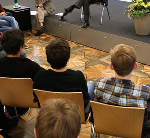 Ministerpräsident Beck beim Vorlesetag; Bild: Alexander Sell / © Staatskanzlei