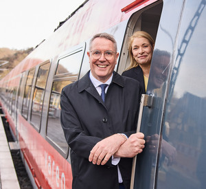 Ministerpräsident Alexander Schweitzer zusammen mit Bahn-Chefin Palla bei der Wiedereröffnung der Ahrtalbahn.