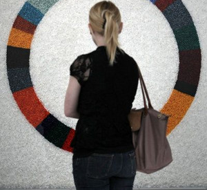 Frau betrachtet "Circulum coloratum" von Lore Bert; Bild: dpa