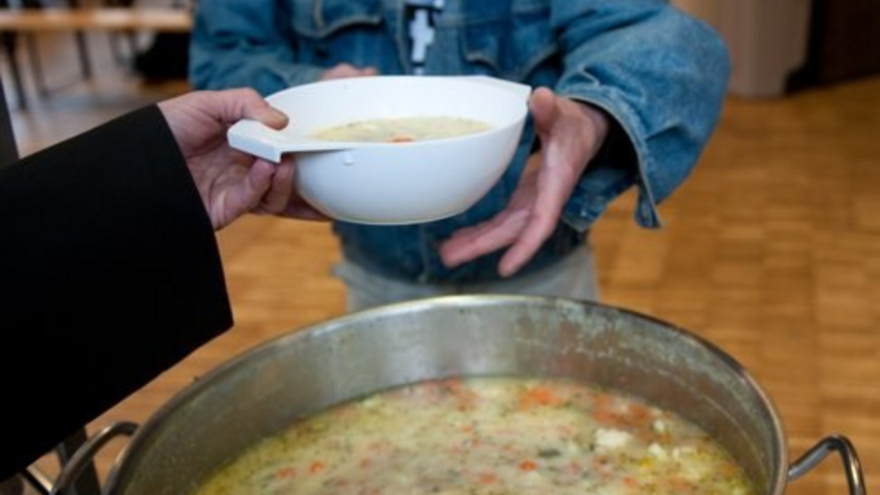 Ehrenamtliche engagieren sich in Suppenküche; Bild: dpa