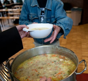 Ehrenamtliche Arbeit in einer Suppenküche; Foto: dpa