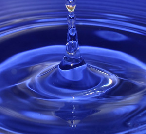 Tropfen trifft Wasser, Bild: Angelika Wolter; www.pixelio.de