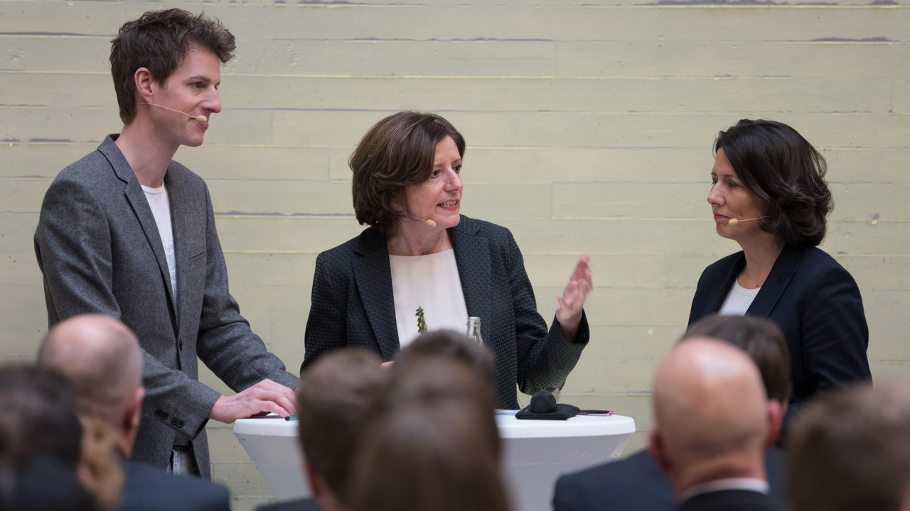 Ministerpräsidentin Malu Dreyer und Staatssekretärin Daniela Schmitt im Gespräch mit Markus Appelmann