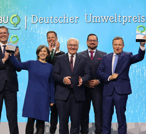 (v.l.n.r.) Ministerpräsident Alexander Schweitzer, Moorforscherin Dr. Franziska Tanneberger, DBU-Kuratoriumsvorsitzenden Kai Niebert, den Bundespräsidenten, DBU-Generalsekretär Alexander Bonde und Thomas Speidel, Geschäftsführer von ads-tec Energy.