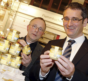 Landwirtschaftsminister Hering mit einem Glas Eifelhonig; Bild:Sämmer