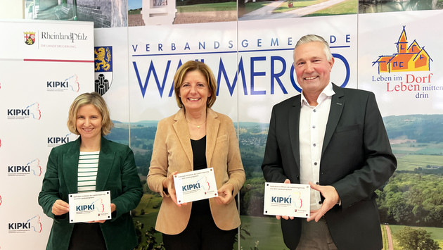 Malu Dreyer und Katrin Eder übergeben den ersten KIPKI-Förderbescheid an die Verbandsgemeinde Wallmerod
