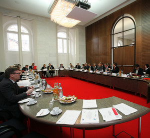 Ovaler Tisch; Bild: Vu