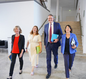 (v.l.n.r.) Finanzministerin Doris Ahnen, Integrationsministerin Katharina Binz, Ministerpräsident Alexander Schweitzer, Wirtschaftsministerin Daniela Schmitt.