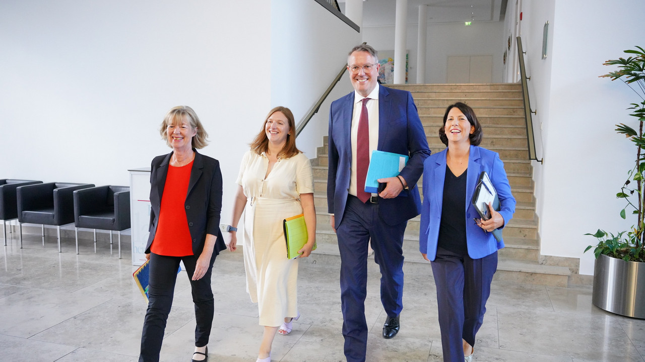 (v.l.n.r.) Finanzministerin Doris Ahnen, Integrationsministerin Katharina Binz, Ministerpräsident Alexander Schweitzer, Wirtschaftsministerin Daniela Schmitt.