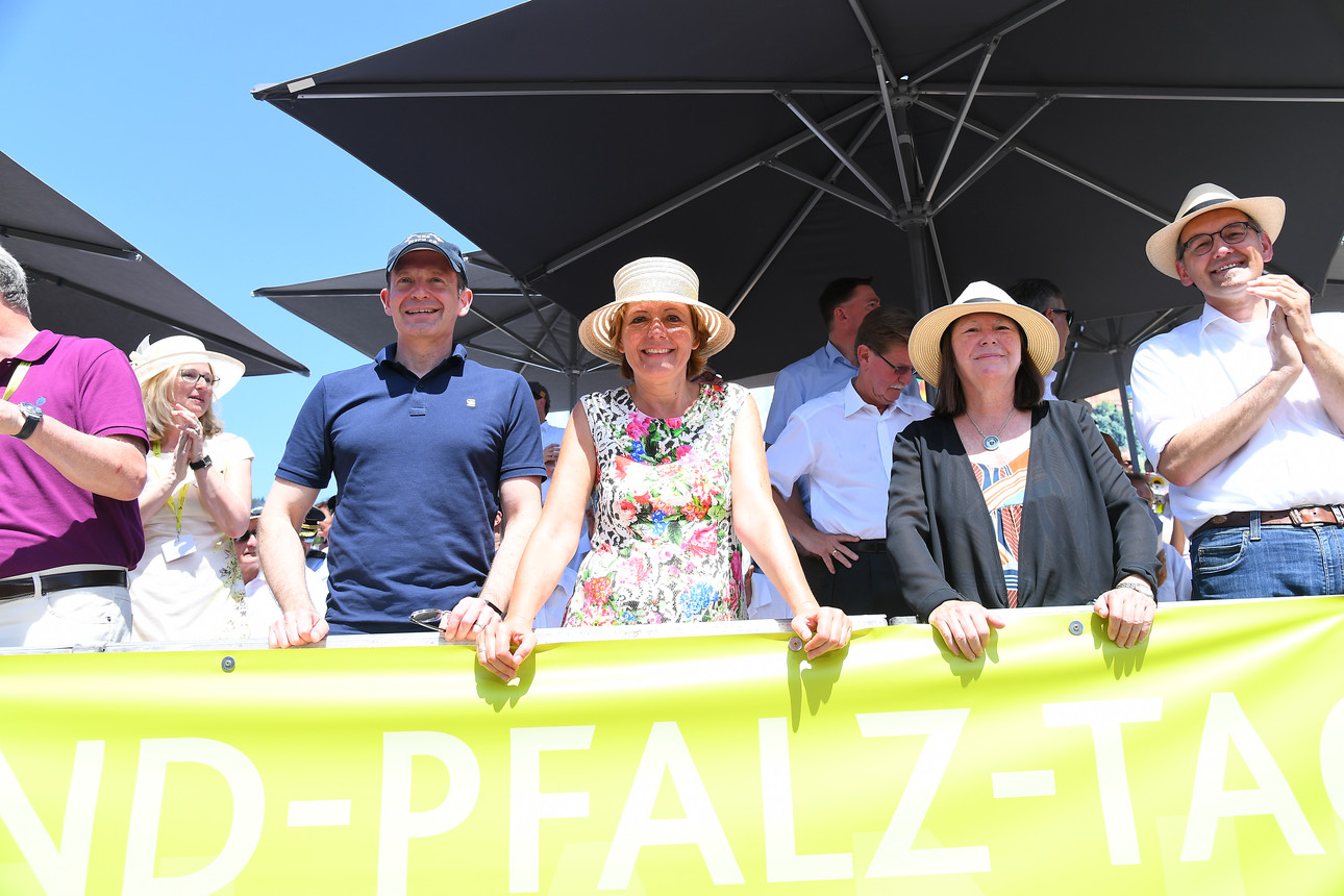 Vom 28. bis 30. Juni 2019 haben rund 100.000 Besucherinnen und Besucher den 35. Rheinland-Pfalz-Tag in der Trifelsstadt Annweiler gefeiert. Mit insgesamt vier Schwerpunktthemen, das Historische -, das Kulinarische -, das Aktive - sowie das Innovative Trifelsland, konnte die Region und insbesondere die Stadt, welche auch ihr 800-jähriges Stadtrechtsjubiläum feierte, auf vielfältige Weise erlebt und entdeckt werden.