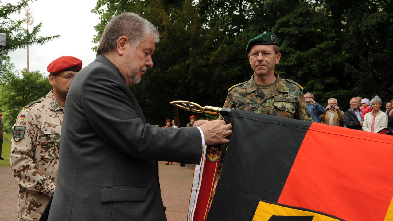 Ministerpräsident Beck verleiht das Fahnenband an das Führungsunterstützungsbataillon 281 in Gerolstein; Bild: Alexander Schumitz / © Staatskanzlei