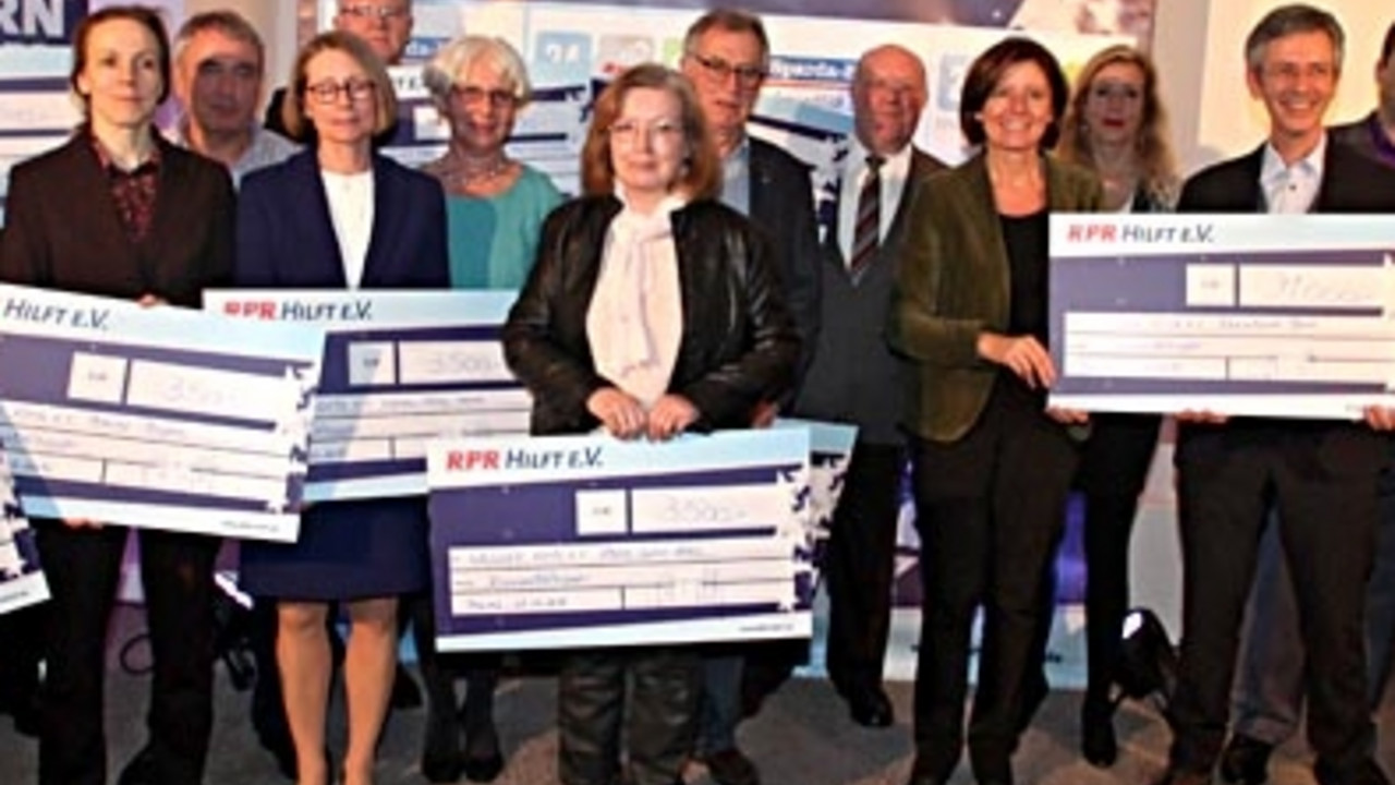 Übergabe der Spenden; Bild: Wallrath / RPR1.