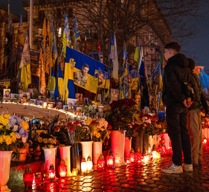 Menschen zünden auf dem Unabhängigkeitsplatz in Kiew Kerzen an, um dem vierten Jahrestag des russischen Einmarsches in die Ukraine zu gedenken. +++ dpa-Bildfunk +++