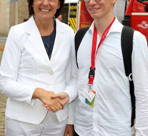 Ministerpräsidentin Malu Dreyer und der erste FSJler in der Landesregierung, Jack Rittelmeyer; Bild: Staatskanzlei