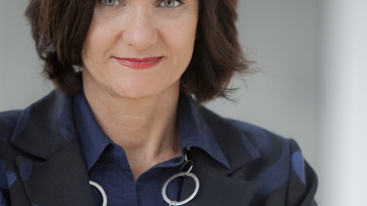 Staatssekretärin Jacqueline Kraege zeichnet die Europaschulen aus; Bild: Rlp-Archiv