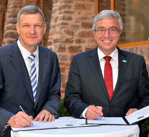Der saarländische Finanzminister Stephan Toscani und der rheinland-pfälzische Innenminister Roger Lewentz bei der Unterzeichnung des Kooperationsvertrages zur IT-Sicherheit