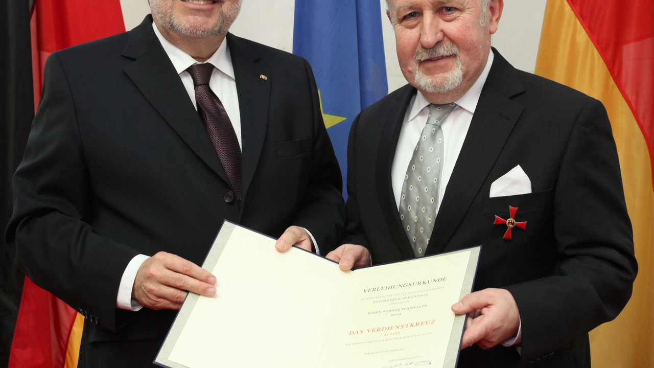 Ministerpräsident Kurt Beck überreicht den Verdienstorden an Werner Schineller; Bild: Sell/Staatskanzlei