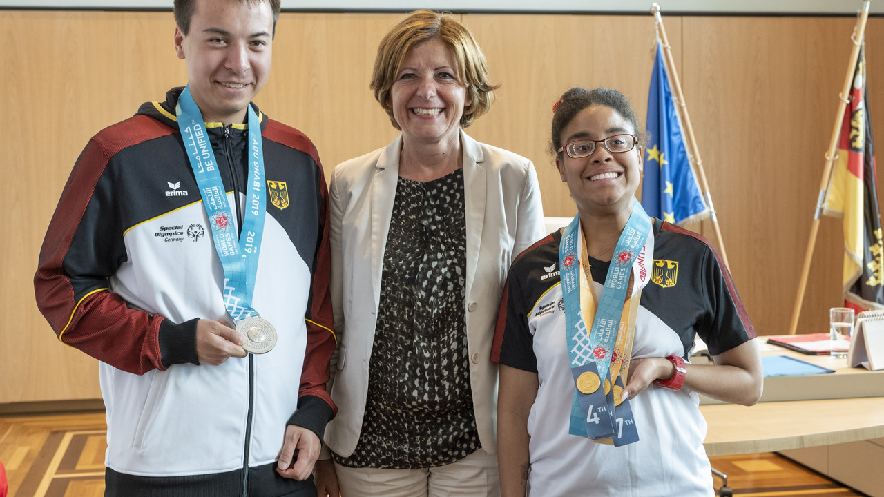 Special Olympics Judoka Dennis Kim Lam und Schwimmerin Giovanna Zell gemeinsam mit Malu Dreyer