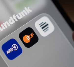 Rundfunk Reformstaatsvertrag Auf dem Bildschirm eines Smartphones sind die App-Icons von ARD (l-r), ZDF und Deutschlandfunk im Ordner «Rundfunk» zu sehen. Der Reformstaatsvertrag, der am 1. Dezember in Kraft tritt, regelt Aufgaben, Arbeitsweise und digitale Ausrichtung von ARD, ZDF und Deutschlandradio neu.