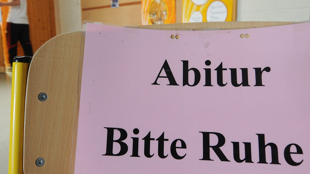 Schild „Abitur - Bitte Ruhe"; Bild: dpa