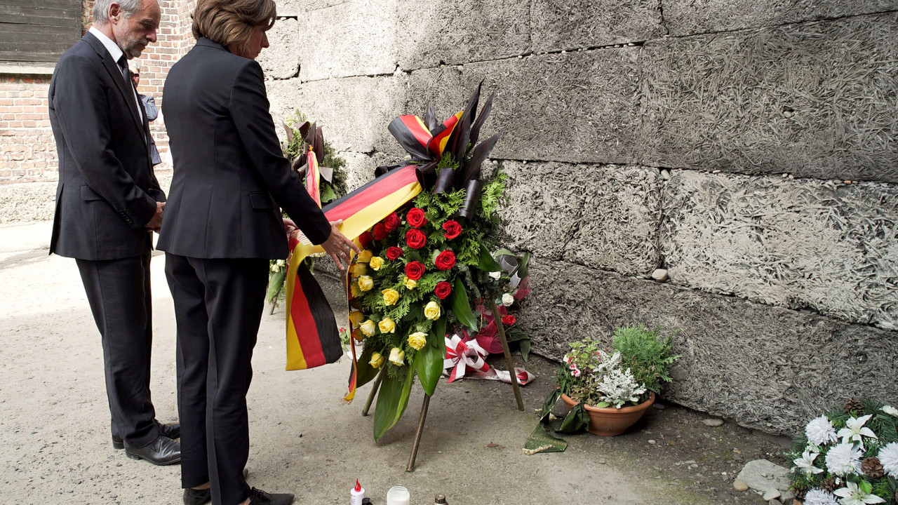Ministerpräsidentin Malu Dreyer legt einen Kranz in der Gedenkstätte Auschwitz-Birkenau nieder