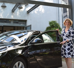 Ministerin Lemke mit neuem Dienstwagen; Bild: mwkel