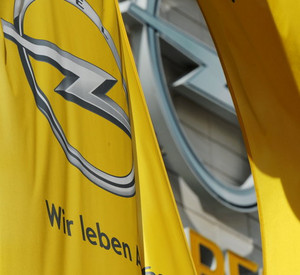 Fahnen und Logo Opel; Bild: dpa